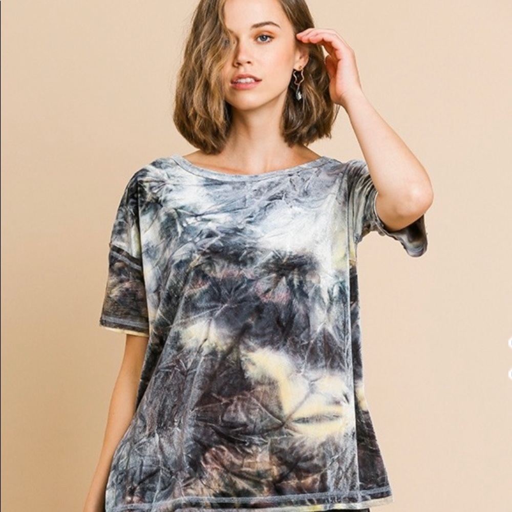 Umgee Tie-Dye Short Sleeve Velvet Top in Gray, Black & Cream